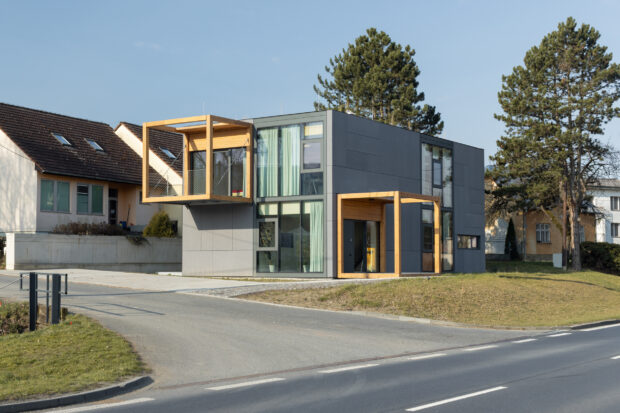 Ve Vizovicích vznikl dům, který není jen o bydlení. Je o tom, jak může modularita vypadat, když se spojí s architekturou, materiálem a reálným životem. Pension Koma 01 retus low res