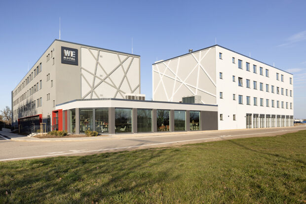 Čtyři podlaží, 160 modulů a 105 hotelových pokojů. WE Hotel EXPO Prague v pražských Letňanech je největším modulárním hotelem v České republice a ukazuje možnosti modulární výstavby v rámci rozsáhlých vícepodlažních staveb. Moderní čtyřhvězdičkový hotel vznikl v bezprostřední blízkosti areálu PVA EXPO PRAHA a poskytuje zázemí pro návštěvníky veletrhů, konferencí a dalších eventů. WE Hotel 1