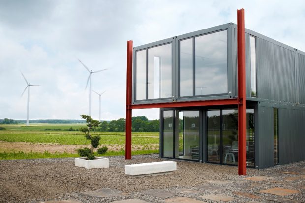 Patrové designové zázemí o rozloze téměř 200 m2 je složeno z 11 modulů řady Container Line. Comma_design_showroom_1