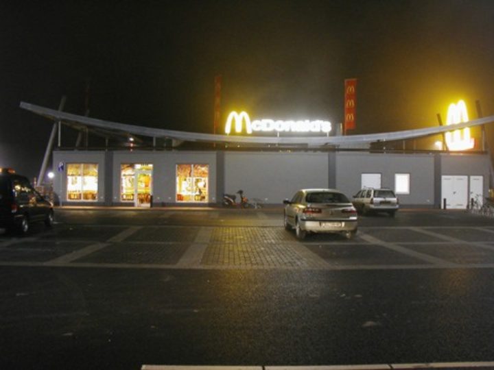 Mcdonald-s-restaurant-in-hellendoorn-in-holand-3