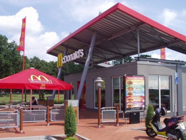 Mcdonald-s-restaurant-in-hellendoorn-in-holand-4