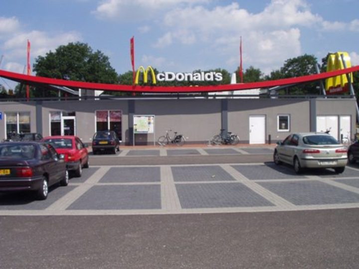 Mcdonald-s-restaurant-in-hellendoorn-in-holand-5