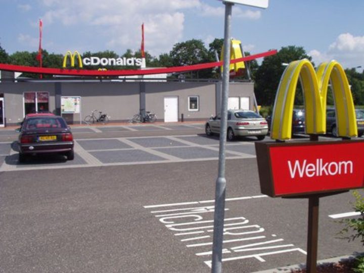 Mcdonald-s-restaurant-in-hellendoorn-in-holand-6