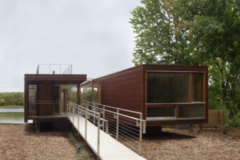 Simplicity-koby-cottage-by-garrison-architects-entry-bridge-4