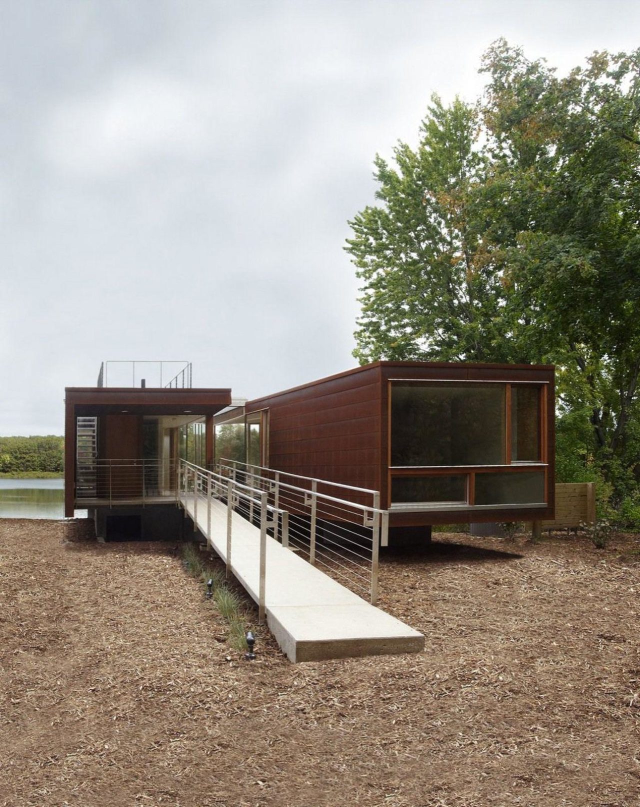 Simplicity-koby-cottage-by-garrison-architects-entry-bridge-4